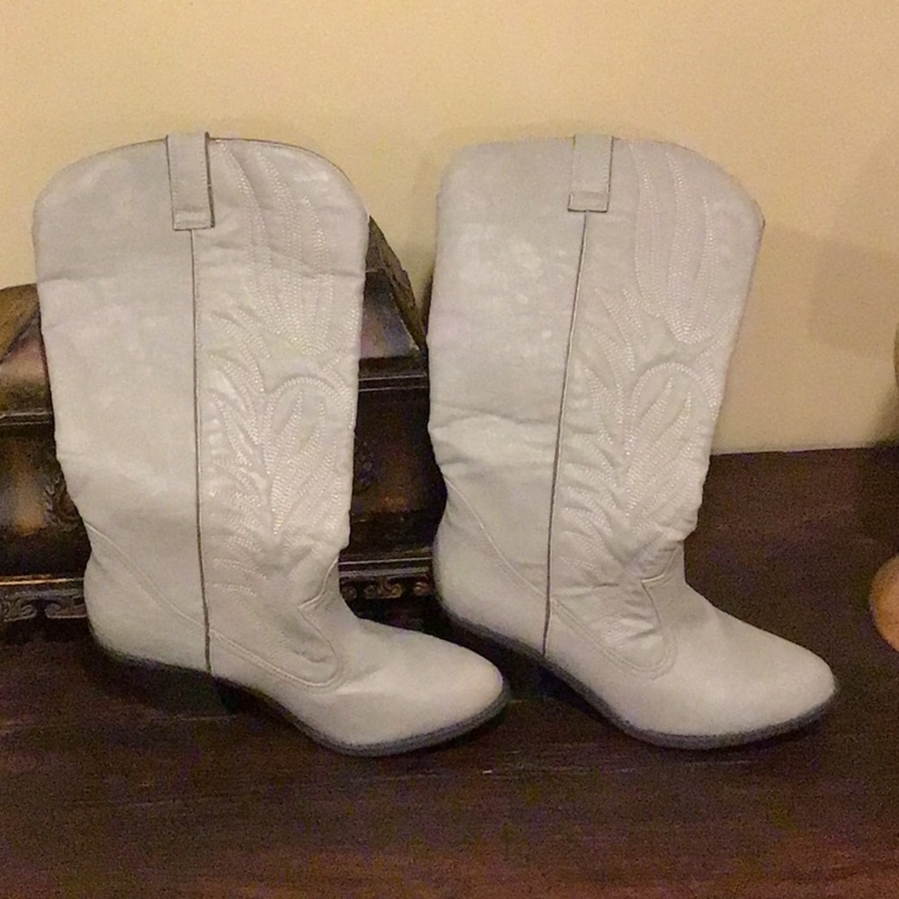 NWOT gray boots